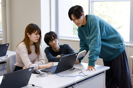 青森大学 IT、プログラミングがはじめての人も、基礎から実践レベルまでの知識とスキルが身に付く学びが充実。