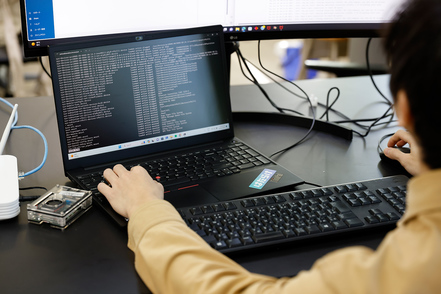 青森大学 ロボットやAI、IoT、VR／AR、クラウドなど、自分の興味がある最先端分野を研究できるゼミが多彩。