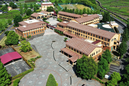 山梨英和大学 世界遺産の富士山を望む自然豊かなキャンパスには、一人ひとりが自分のペースで自由に学ぶ最適な環境が整っています。