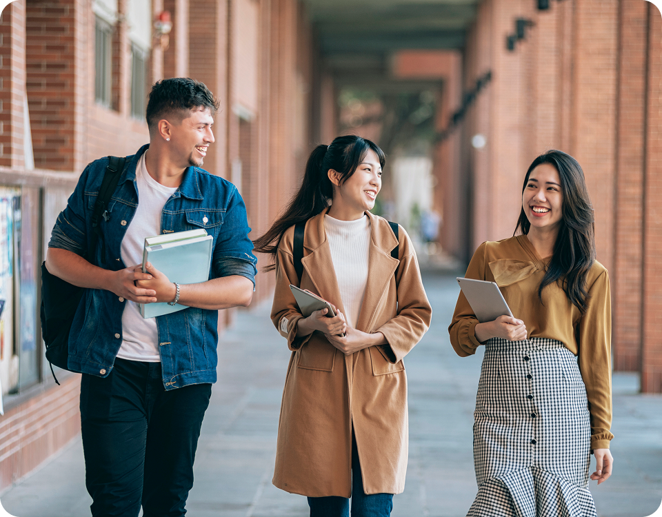 留学先で学生たちと交流する様子