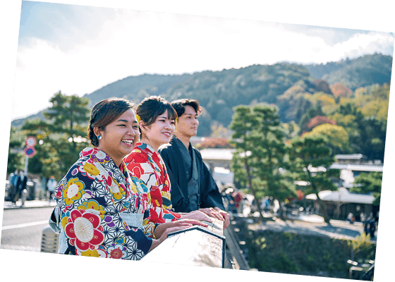 嵐山で着物姿の学生が景色を眺めるポラロイド風写真