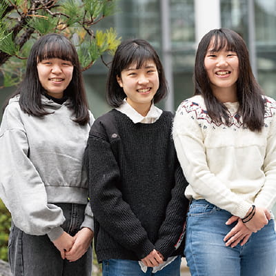 外国語学部 中国語学科 2年次生 荻木 花奈さん/外国語学部 英米語学科 1年次生 坂上 凛さん/国際貢献学部グローバル観光学科 1年次生 中室 瞳さん
