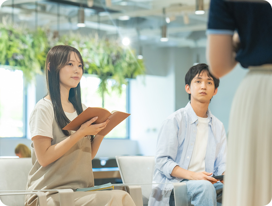 授業を聞く学生たち