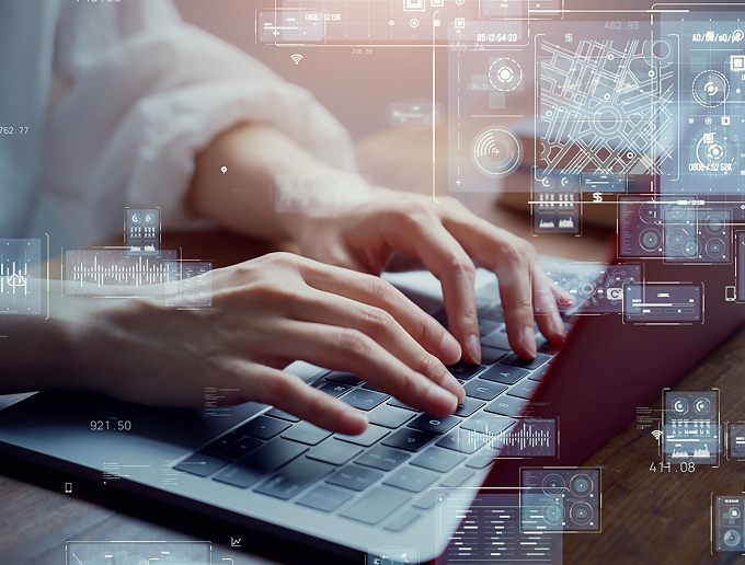 パソコンのキーボードをタイピングする手元