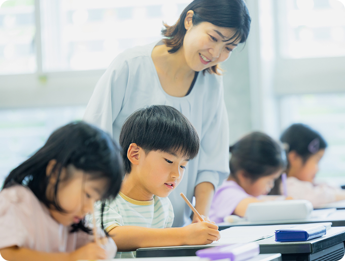 授業を行う小学校教諭