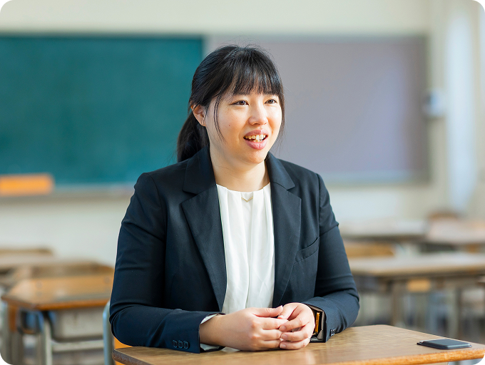 教室で話す岡田 裕美子さん