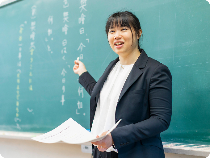 黒板の前で授業をする岡田 裕美子さん