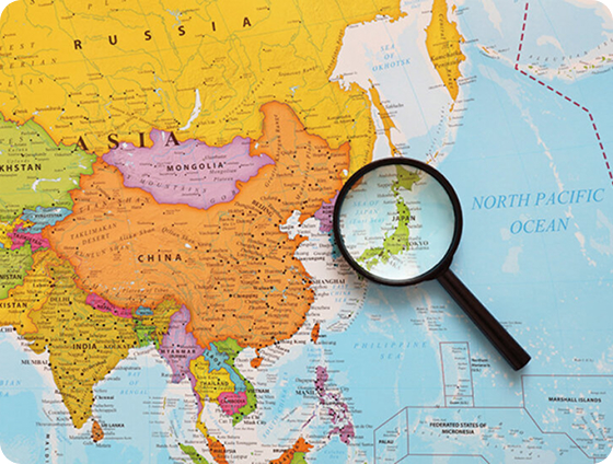 世界地図とルーペ