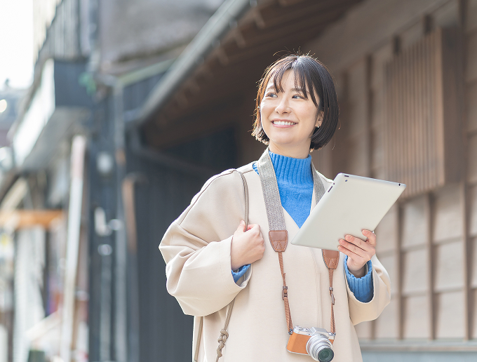 古い町並みを歩く女性