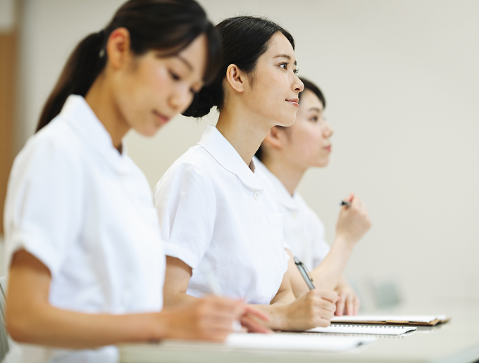 勉強する看護師