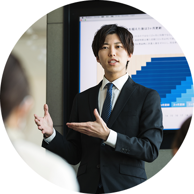 プレゼンする就活生