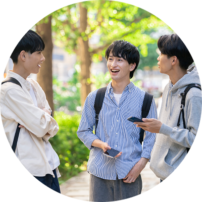 談笑する学生たち