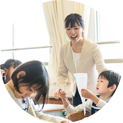 小学校で授業をする教員