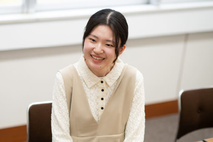 山岸 彩衣