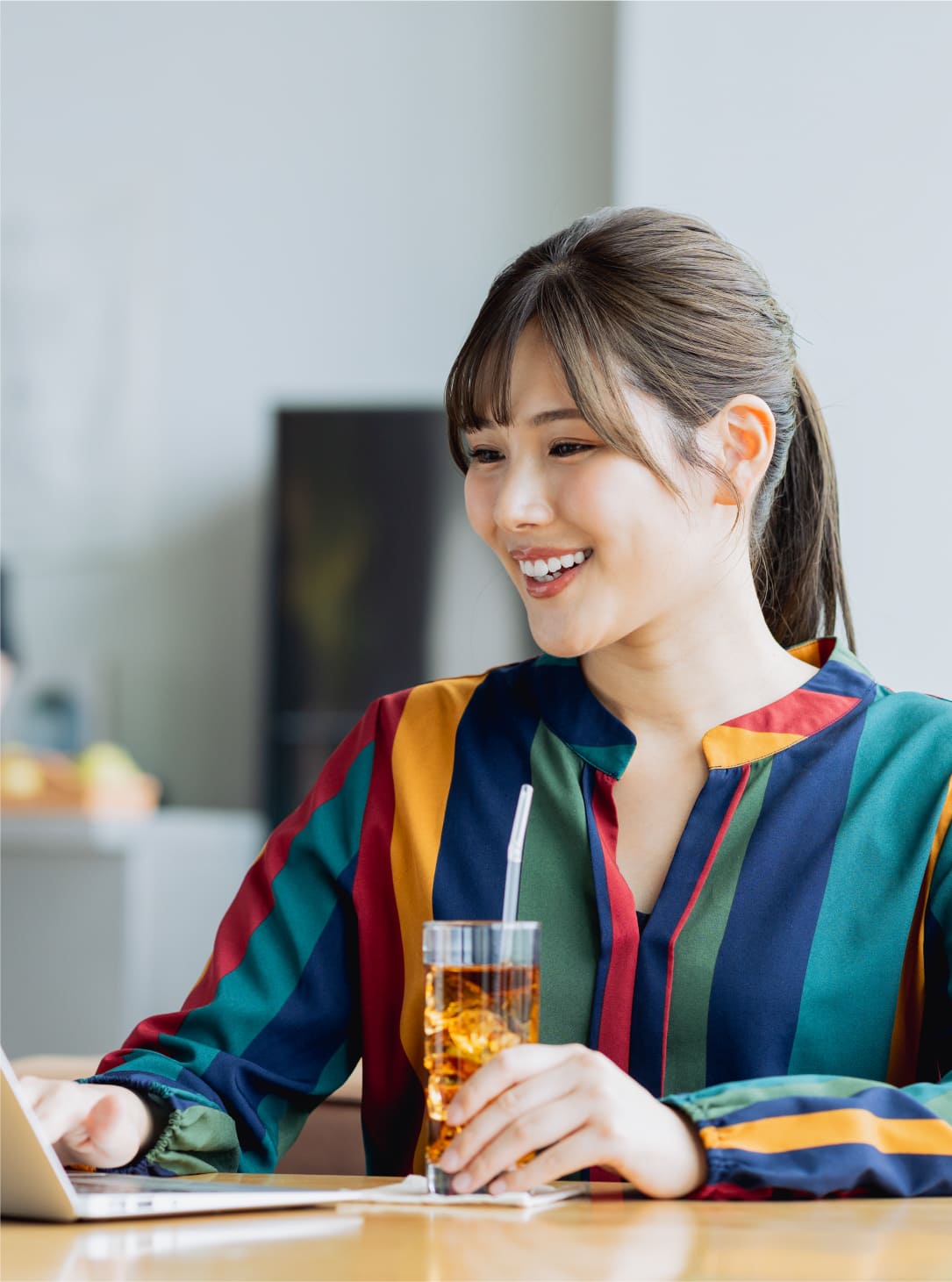 オンライン授業を受講する女性のイメージ