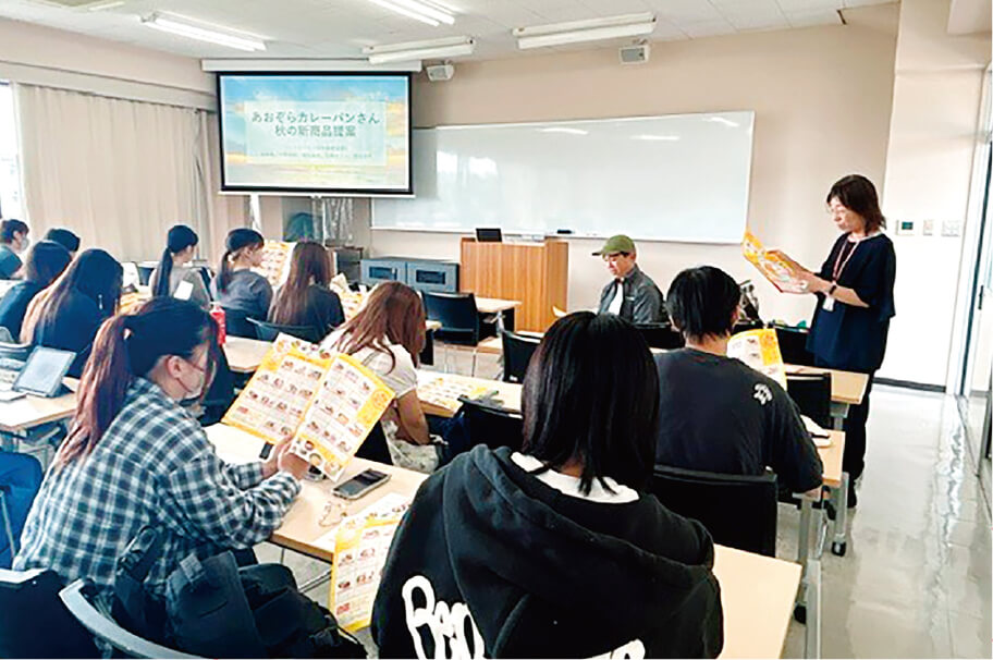 教室で講義を受けている学生たちの写真