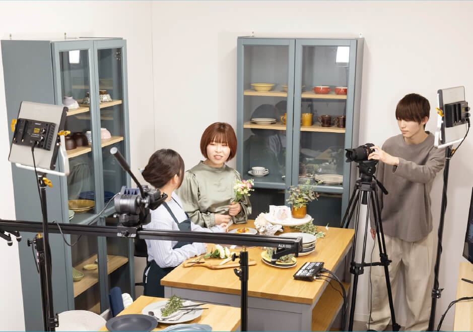 学生がカメラで撮影している様子