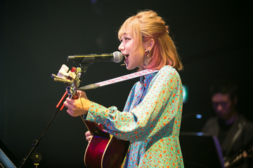 シンガーソングライターとして働く鈴木 友海さん