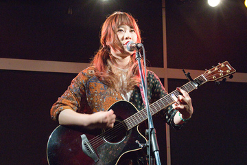 シンガーソングライターとして働く鈴木 真歩さん