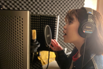 シンガーソングライターとして働く芦田 菜名子さん